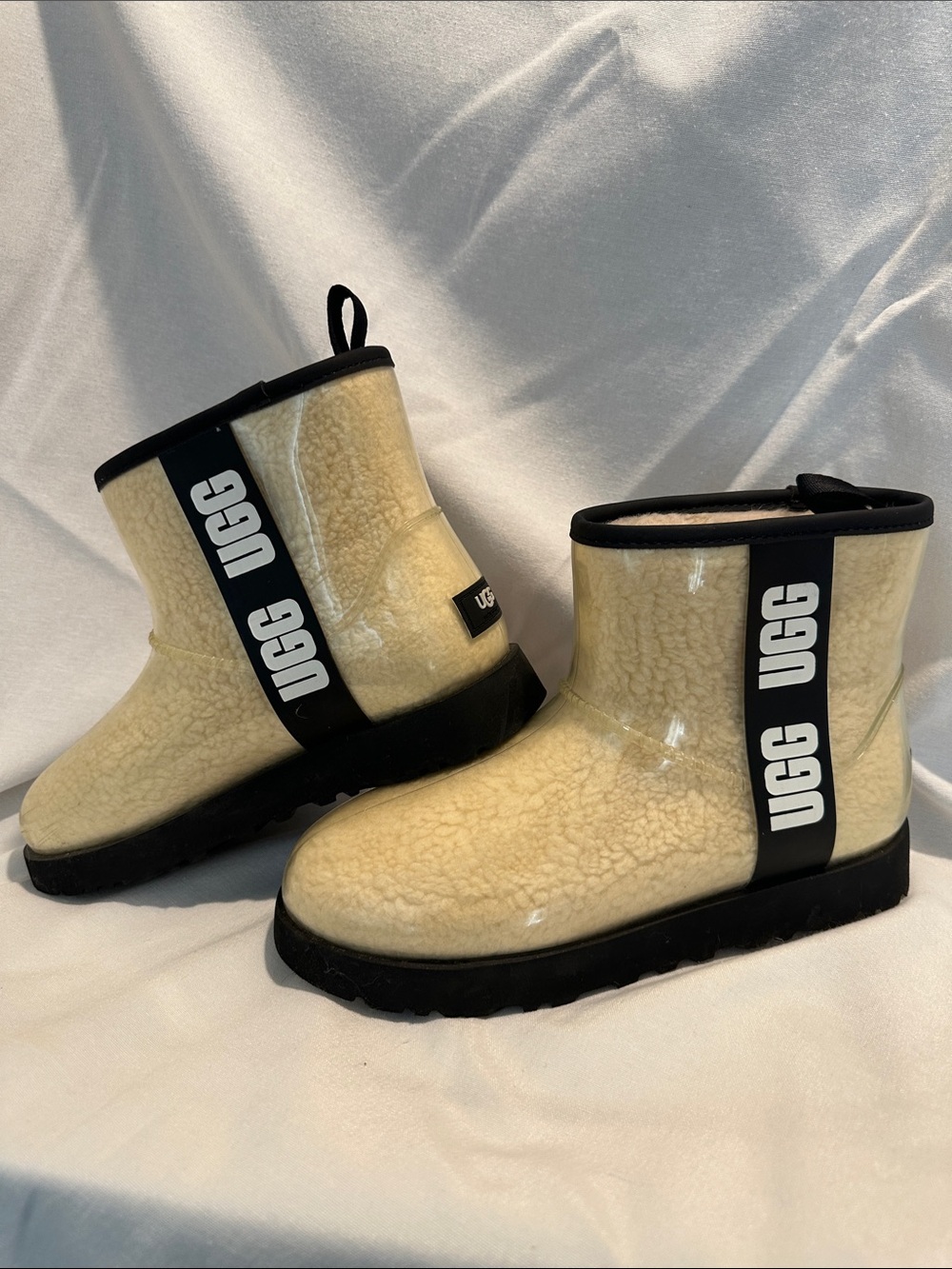 UGG Women’s SZ 8 Short Waterproof Boot in Cream and Black